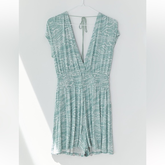 UO Arden Plunging Romper Green - Picture 4 of 7